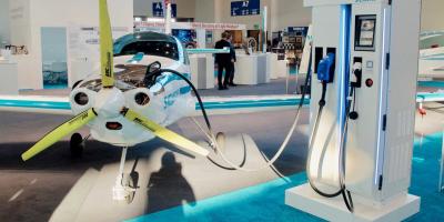 Электросамолёт Siemens у зарядной станции на выставке