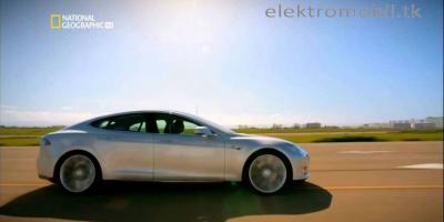 Электромобиль Tesla Model S на дороге