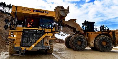 Электрический самосвал eDumper на базе Komatsu под погрузкой